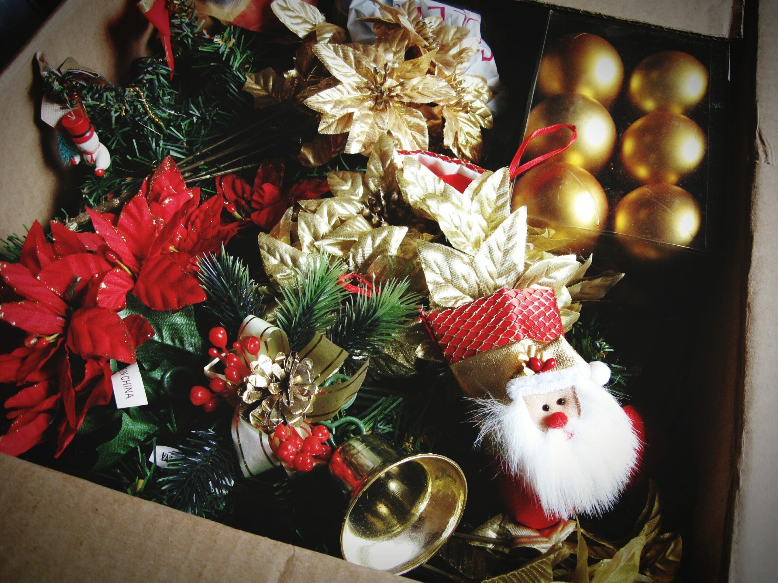 how to organize Christmas decorations